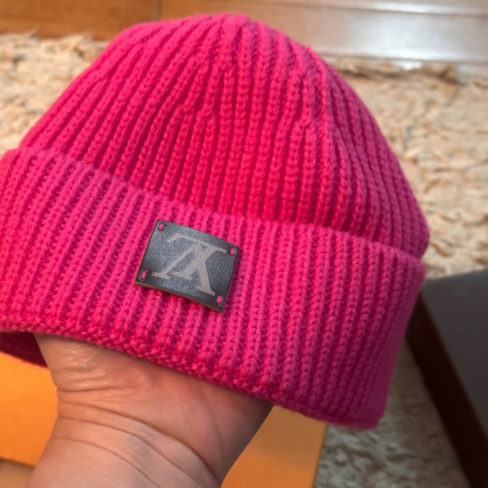 Louis Vuitton
Upside-Down Logo Wool Knit Beanie - Picture 5 of 15